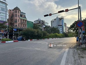 siêu phẩm ít gặp bán mặt phố hoàng cầu, 215 m2, mặt phố view hồ, pháp lý đầy đủ, cho thuê 3,6 tỷ
