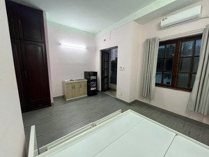 - phòng rộng : 25m2 ( full nội thất )
