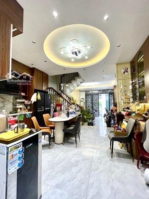 nhà đẹp ở ngay/kd, 3 tầng, 41m2, 2 mặt thoáng, gần hxh trần quang diệu, quận 3, nhỉnh 8 tỷ