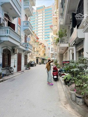 chủ cần bán nhà phố trương định, 40m2, 5tầng ,mt 4m, chỉ 10tỷ, ngõ nông thẳng tắp, ba gác phi, lô g