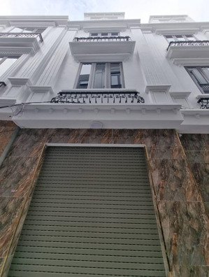 bên em cần bán căn 3 tầng tại cam lộ hùng vương giá 2,25 tỷ.