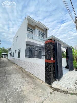 NHÀ LẦU GÓC 2 MẶT TIỀN NGAY TRUNG TÂM GẦN TRƯỜNG LÁI BỬU LONG CHỈ 2P