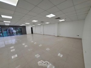 trống sẵn văn phòng 165m² trên tuyến võ văn tần, p. võ thị sáu, quận 3. có thể sử dụng ngay