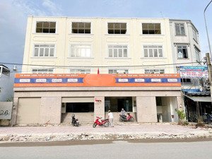 cho thuê tòa nhà 4 tầng có hầm, thang máy ngang 20*20 khu tên lửa gần siêu thị