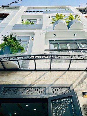 bán nhà dt lớn (5x14,2m), nguyễn hiền, q.3, gần chợ vườn chuối. có dòng tiền 24tr/tháng, giá 3tỷ520