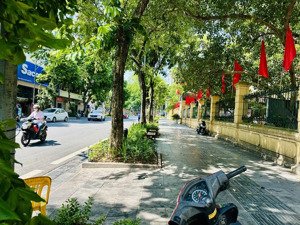 nhà c4 trần thái tông 151m2, ngõ rộng 8m, 2 xe ô tô tránh, vỉa hè 5m, 2 thoáng, trước nhà vườn hoa