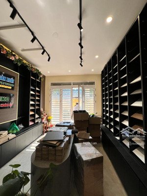 bán nhà vị trí cực đẹp phố lê văn hưu 40m x 6 tầng,mt 6m , sổ đỏ hbt sát hoàn kiếm - giá hợp lý.