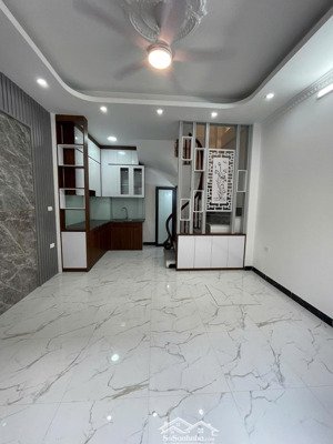 bán nhà 5 tầng phố thạch bàn, sau aeon long biên dt 32m2 gồm 3 ngủ 4wc, ôtô đỗ cổng, giá 5,85 tỷ