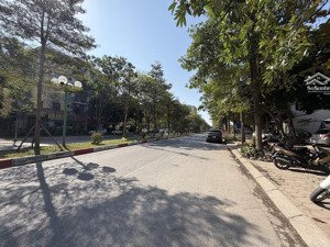 bán mảnh đất phố việt hưng - lô góc - ô tô vào đất - 55m2 -mặt tiền 4,5m - ngay phố vạn hạnh