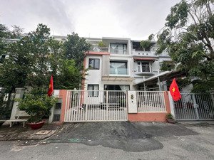 cho thuê biệt thự phú mỹ hưng, nhà đẹp cạnh công viên 2ha, 7m x 18m, sân vườn, 4pn, 4wc, sân thượng