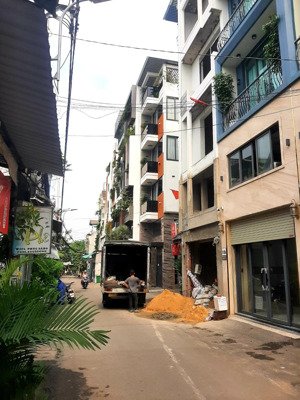 hẻm 8m quá đẹp xe hơi, xe tải ra vào thoải mái nhà 1 trệt 2 lầu cũ, sàn & khung còn cứng cáp