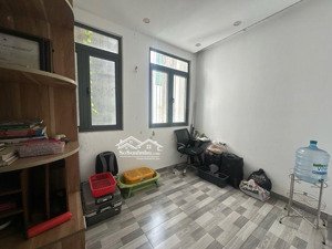 chỉ hơn 5tỷ có nhà 4tầng -45m2 -nguyễn thái sơn , ngay dương quảng hàm .
- dt 45 m2 - 1trệt ,2lầu