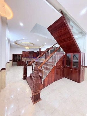 siêu vị trí mt phước bình nhà 3 tầng sân thượng dòng tiền 18tr/th 9.2 tỷ