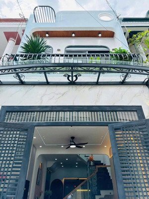 bán nhà hai bà trưng q3 gần chợ tân định 48m2/1tỷ850. chủ đang cho thuê 19tr/tháng. pháp lý chuẩn