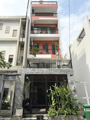 bán nhà ngay gigamall thủ đức, đường số 17, 6 phòng ngủ, đầy đủ công năng, cho thuê 18tr/tháng, shr