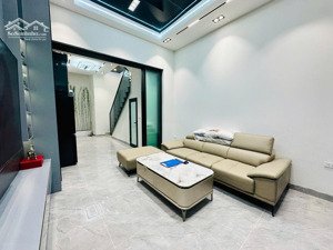 đại từ : nhỉnh 9 tỷ, 5 tầng, gần chợ- trường.hàng xóm kđt linh đàm- kim giang.