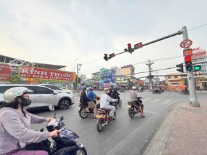 cho thuê nhà mặt tiền ngã tư tên lửa tỉnh lộ 10 . dt 7x14 xd 1 trệt 1 lầu . giá 33tr/tháng tl