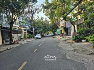 bán nhà cạnh sân bay, 70 m 3 tầng trước nhà 5 m 6.8 tỷ ngang 5 bề thế .