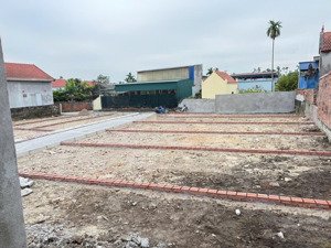 đất phường lê ích mộc ngay trường cấp 3 quang trung, cách tỉnh lộ 352 chỉ 100m. 12 lô vuông vắn