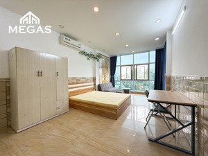 siêu rộng siêu thoáng ạ, có ban công, dọn vào là ở nè huit vhu qua trường tầm 5 - 10p thui á