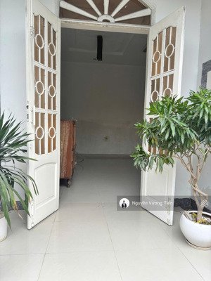 thuê nhà nguyên căn- gần chợ ga, hẻm xe ba gác vào được. diện tích 170m2 rộng rãi - 5tr/th