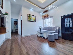 ccmn 2 ngủ - căn góc các phòng đều thoáng - có ban công - đối diện five star kim giang