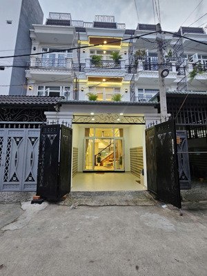 nhà xinh 3 lầu đường nguyễn thị sáu,,, kế bên công viên 3,7 ha.. chỉ 5,66 tỷ