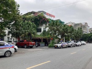 cho thuê tầng 1 kinh doanh căn biệt thự lô góc mặt phố lớn đẹp nhất nhì kđt việt hưng 215m2 16tr