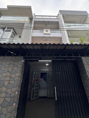 dành cho anh/ chị ko thích nhà đẹp- mê diện tích to- 63m2- 3 tầng lầu- chính chủ lâu đời- 4 phòng n