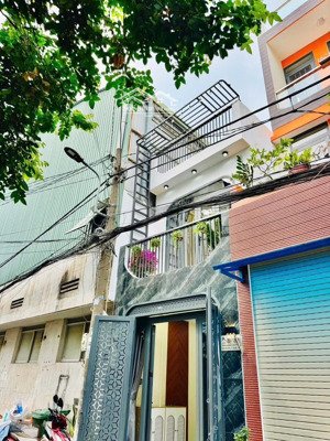 cuối năm bán gấp nhà đường lạc long quân p.5 q.11 giá 2 tỷ 190tr/60m2.