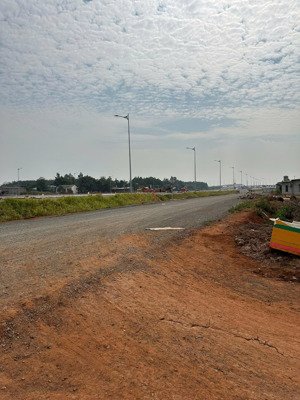 đất nền sổ hồng riêng mặt tiền đường song hành cao tốc. 108m2 thổ cư 98m2. cách sân bay 2km