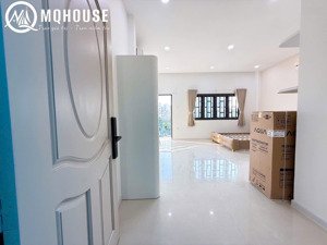 cho thuê chdv mới 100% full nội thất ban công lơn nằm ngay trung tâm bình thạnh giáp với quận 1