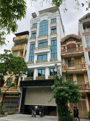 tòa nhà văn phòng mặt phố đẹp. diện tích 120m2, mặt tiền 8.5m, thông sàn. thang máy, điều hòa đủ.