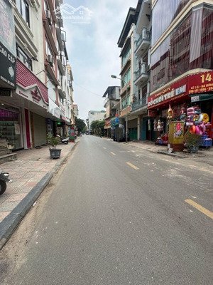 nhà mặt phố lê lợi hà đông, kinh doanh 24/7 , mặt tiền lớn 4,8m. 57m2- 19,3 tỷ.
