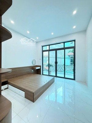 bán - nhà dân xây - 4 chỗ đỗ cửa - sát chợ thị trấn văn điển