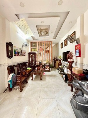 gần ngã 7 lý thái tổ - hẻm xe hơi vào nhà. 4.1x20 + 4 tầng btct mới tinh giá 16x