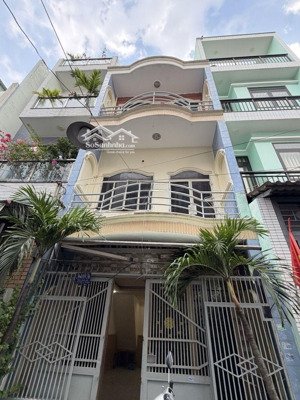 nhà 3 tầng kiên cố - ngay nút giao 4xã - thuận tiện di chuyển các quận