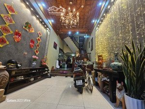 căn nhà đẹp xây kiên cố 5t , vị trí thoáng đẹp , đg trước nhà rộng , oto đỗ cửa , gần trường , chợ