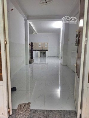 nhà 2 tầng 2pn-2wc hẻm 737/82/5 lạc long quân giá 3,95t tl . vũ lộc phát 