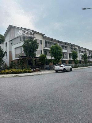 bán shophouse diện tích lớn 3 mặt thoáng cực đẹp trong khu đô thị singapore,thuê được giá ngay.