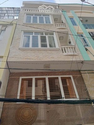 bân gấp nhà 4 tầng, quận 4 chỉ 4,5 tỷ