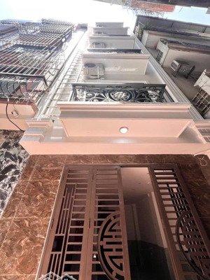 bán nhà tu hoàng - 7tầng thang máy-o tô đỗ cổng - nhà đẹp full nội thất - chỉ việc xách vali về ở.