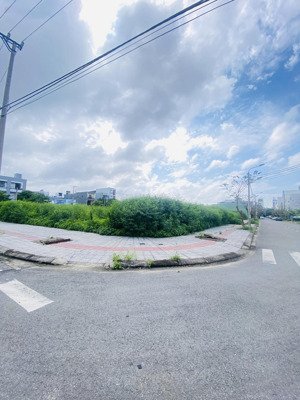 cần bán lô góc 2 mặt tiền đường 10m5 đường lê sỹ và cồn dầu 19. lô góc đường lê quảng chí hòa xuân