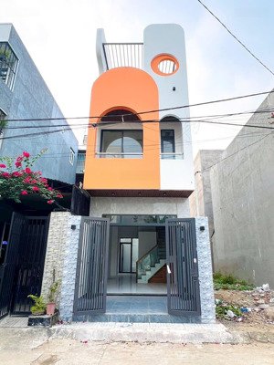 cc cần bán nhà mới 1trệt 2lầu,đối diện chợ long phước, p.long phước q9 - hoàn công đủ