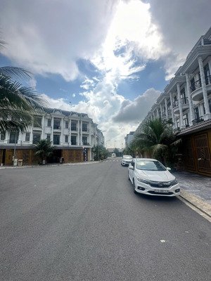 chủ cần bán gấp căn nhà phố ở khu dân cư ngay măt tiền nguyễn thị khắp, gần chân chung cư phú đông