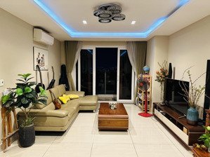 chính chủ gửi bán c/c sky center 74m 2 phòng tầng trung view hướng mát gần sân bay tsn 