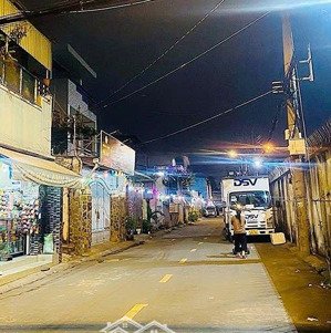 gộp đường xe tải . nhà 2 tầng. gần. 110m2 . nhỉnh 8 tỷ ( ngang 5m2 ) d/t 200tr/nam . chợ . trường h