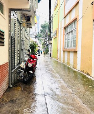 cách xe lamborghini đỗ chỉ 15m khuvip kế bên khu chung cư xịn xò q4 giáp q1