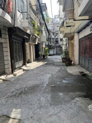 vị trí tốt sát q.1-hxh 6m- cách mạng tháng tám-q.3,dt:3mx13m(41m2) gp:5 tầng-chỉ 8,9 tỷ tl