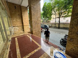 cho thuê mặt bằng 2 tầng lô góc mt 15m toạ lạc mặt phố hoàng ngân - quận cầu giấy